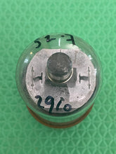 Load image into Gallery viewer, Sylvania JAN-CHS-5933 5933 807W FU7 Milspec Vacuum Tube NOS-Testing
